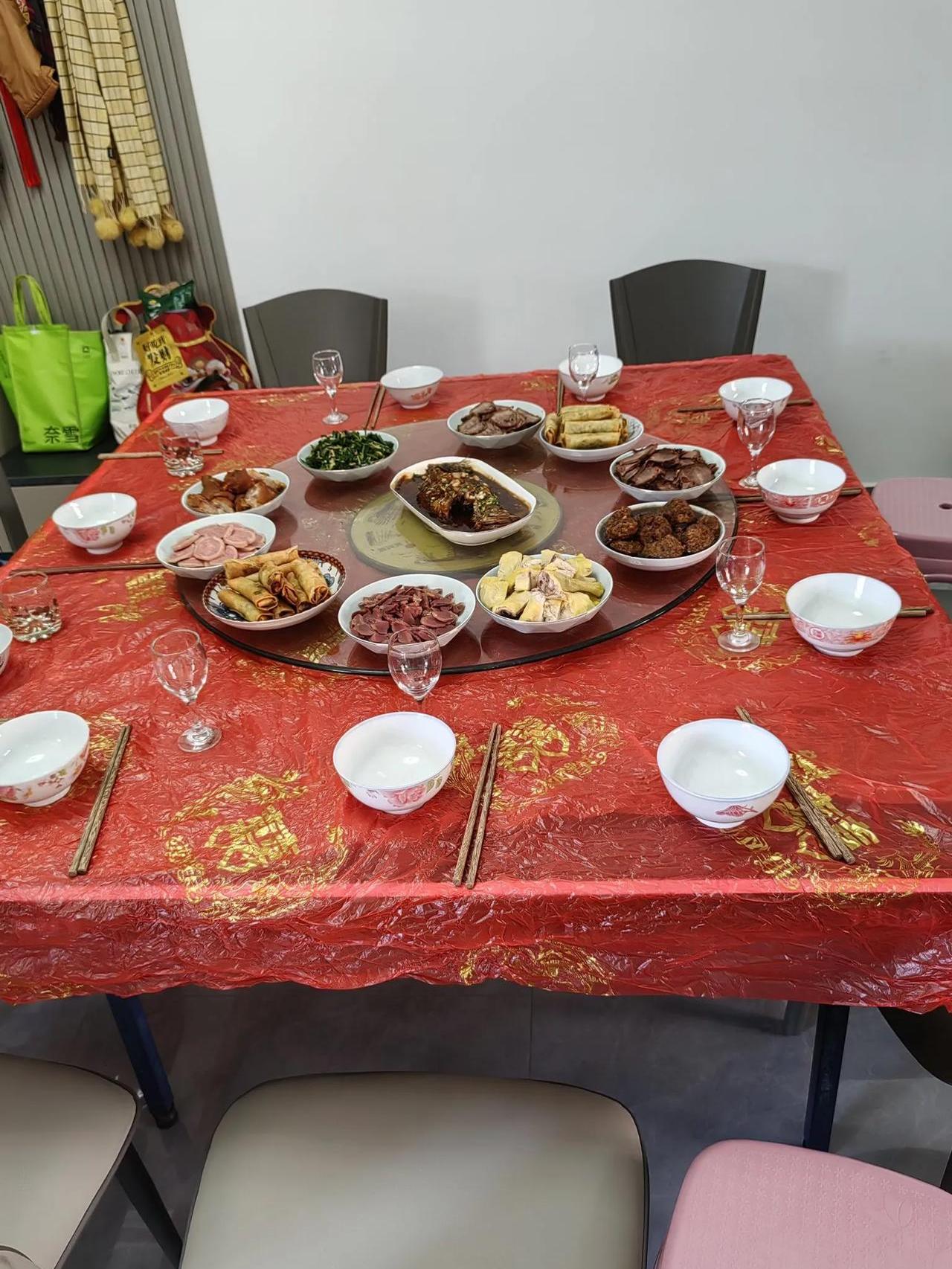 家宴餐桌结束餐桌上摆放吃砖头图片客厅正在供饭餐桌上对齐摆放的碗筷