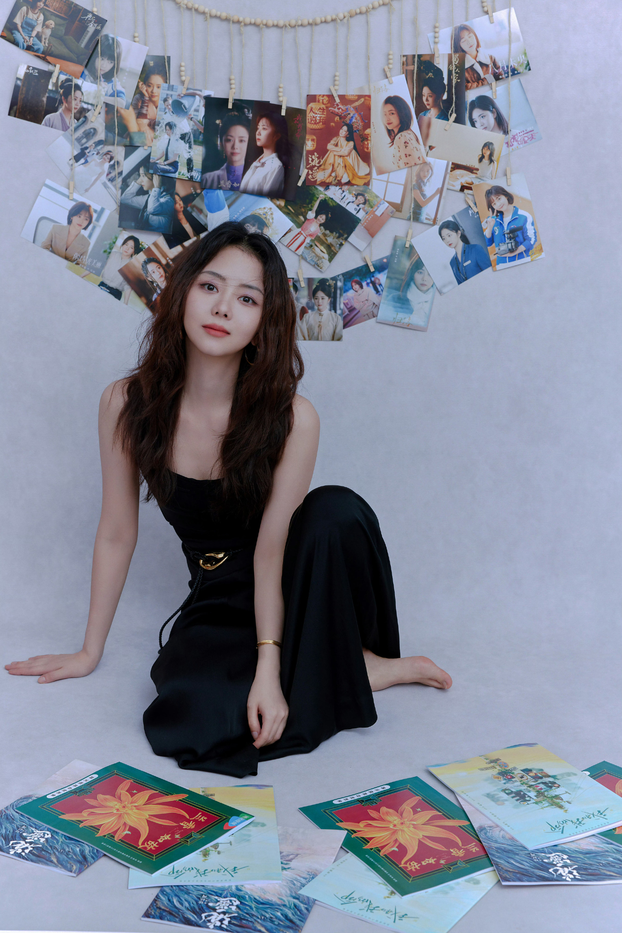 谭松韵生日写真,优雅坐在地上的谭松韵,黑色吊带裙太有特点了,这露背