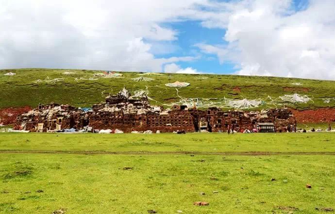 这座石经城始建于格萨尔王时