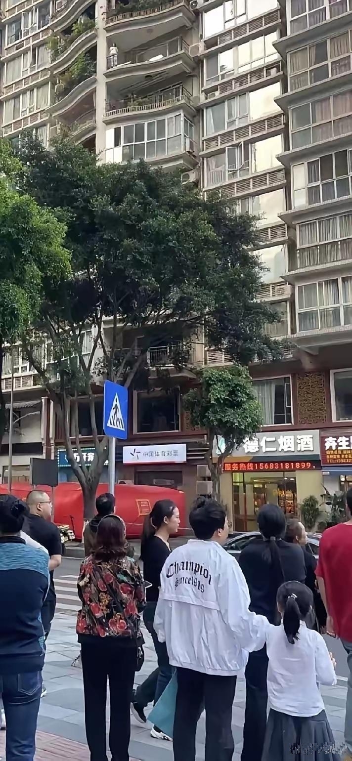 昨晚同事下班回家,瞧见她们小区有个女的跳楼了