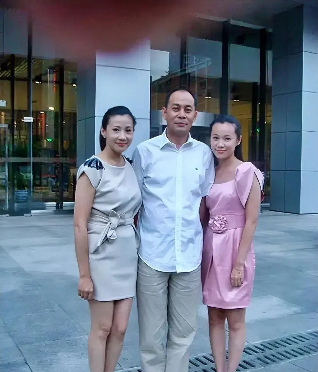 张光北一家三口.妻子美丽优雅,女儿青春靓丽,继承了妈妈的美貌.