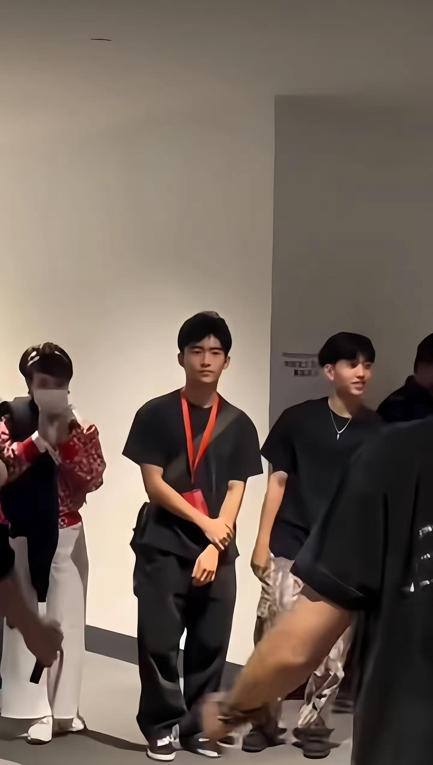 lucas和小q从儿时起便亲密无间一同奔跑嬉戏探索未知