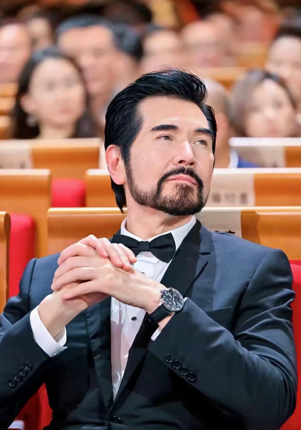 记者 "你帅气又有钱,为何一直不结婚" 的疑问,64 岁的费翔一脸苦笑