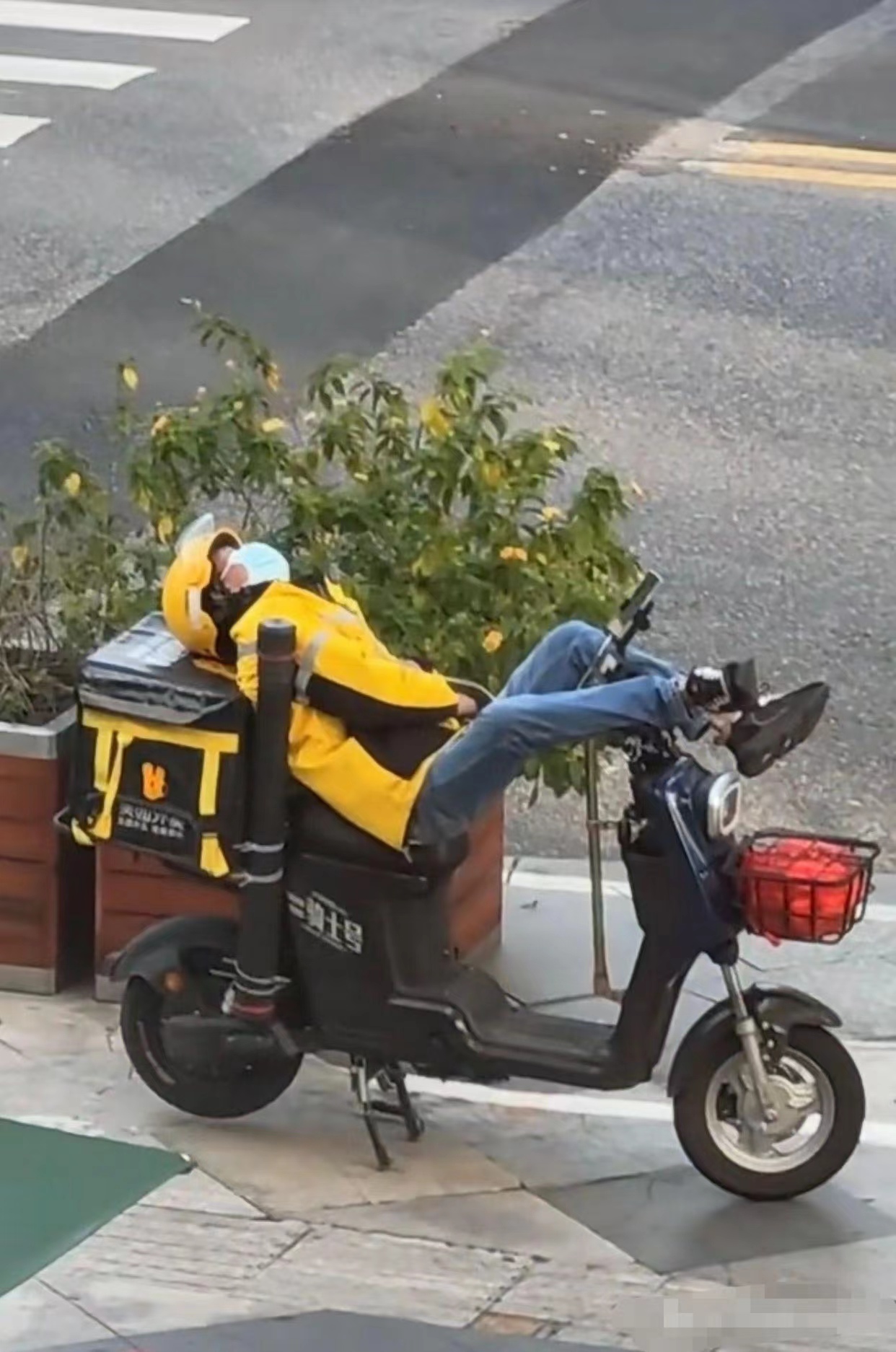 外卖小哥的辛苦有谁知道,你看把车往边上一停就睡着了