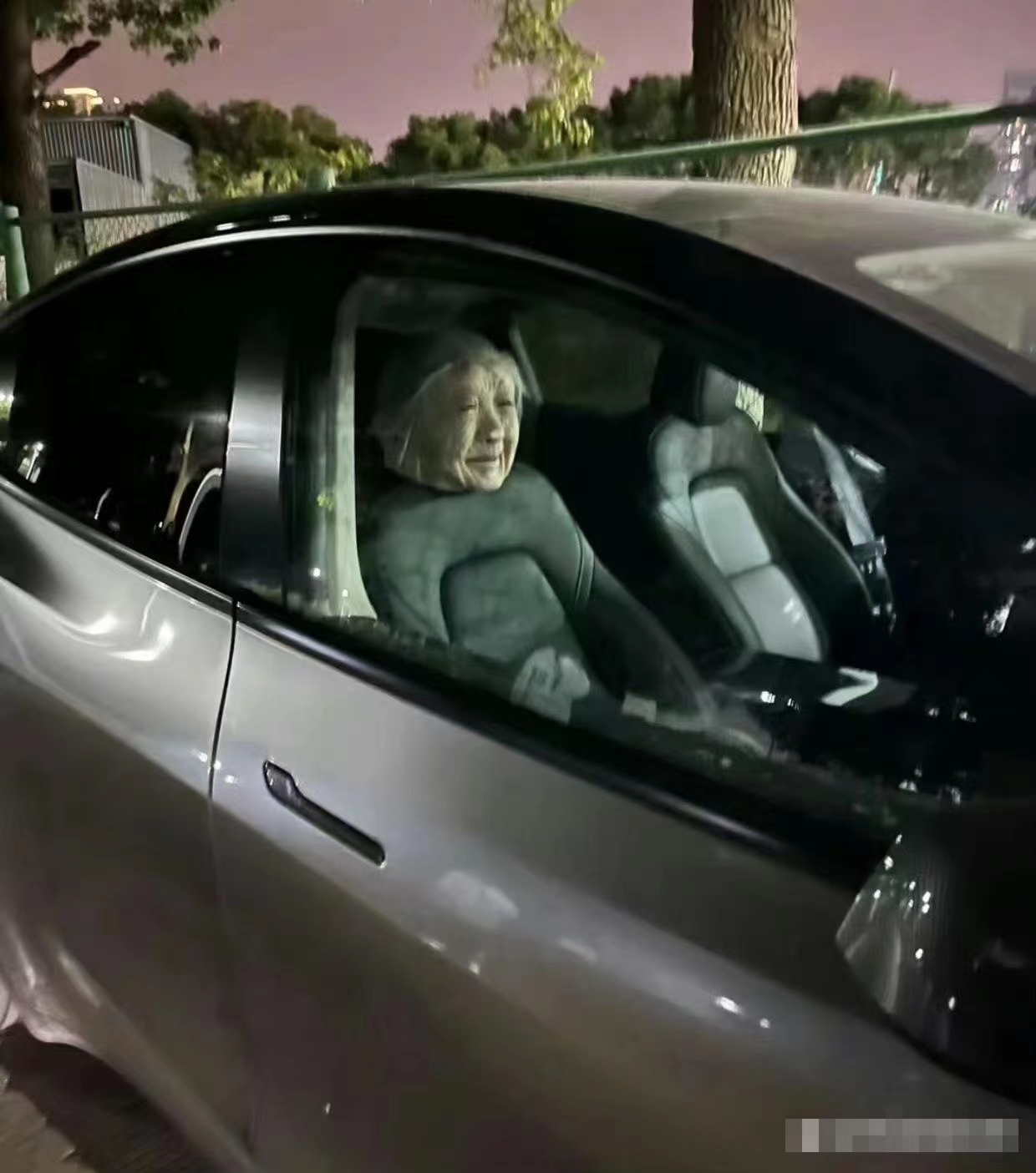 老公经常一个人半夜开车拉活身边没个人所以他就想了一个这样的招