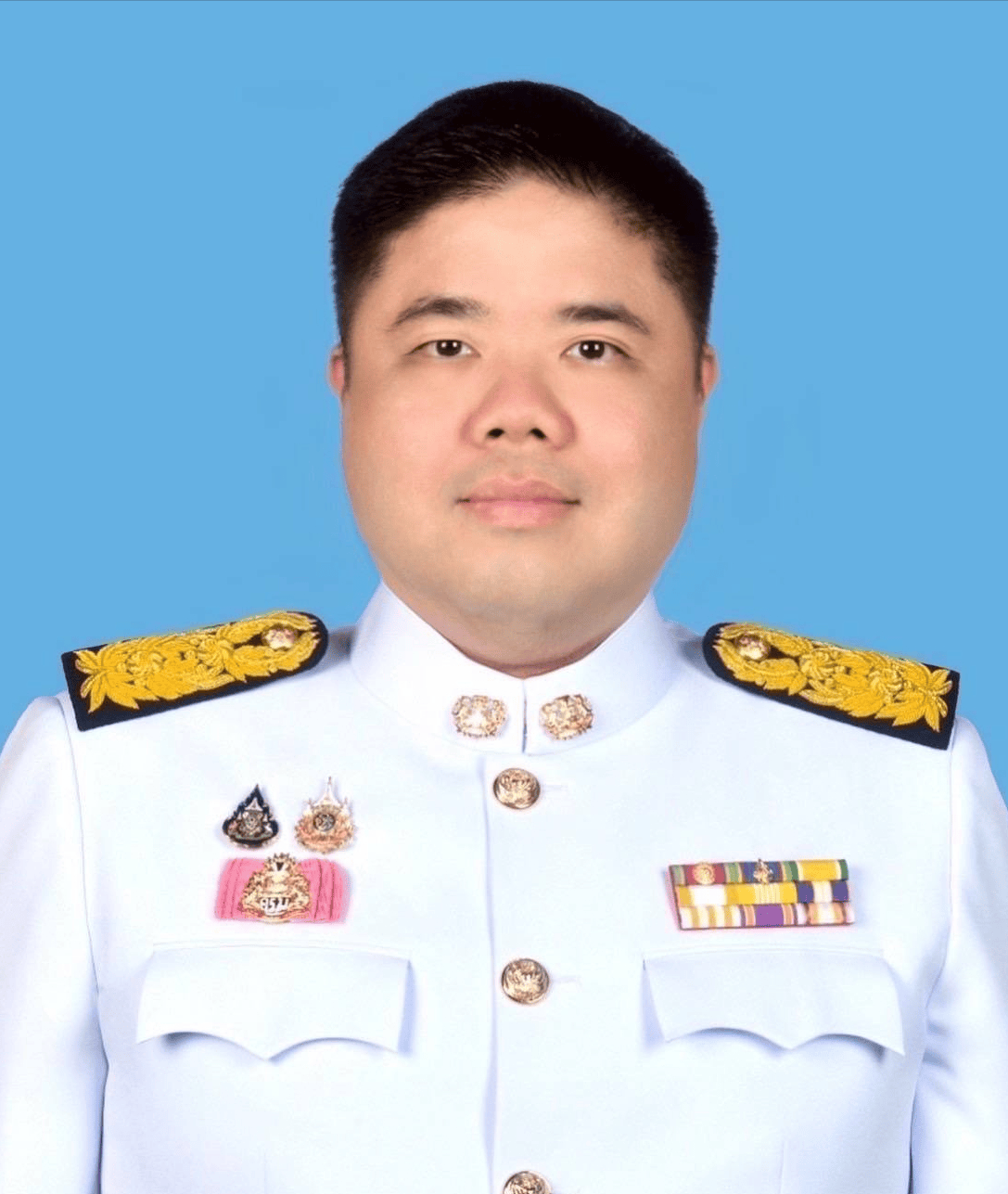 泰国新内阁的14位高层最近公布了最新证件照,个个穿着白色公务制服