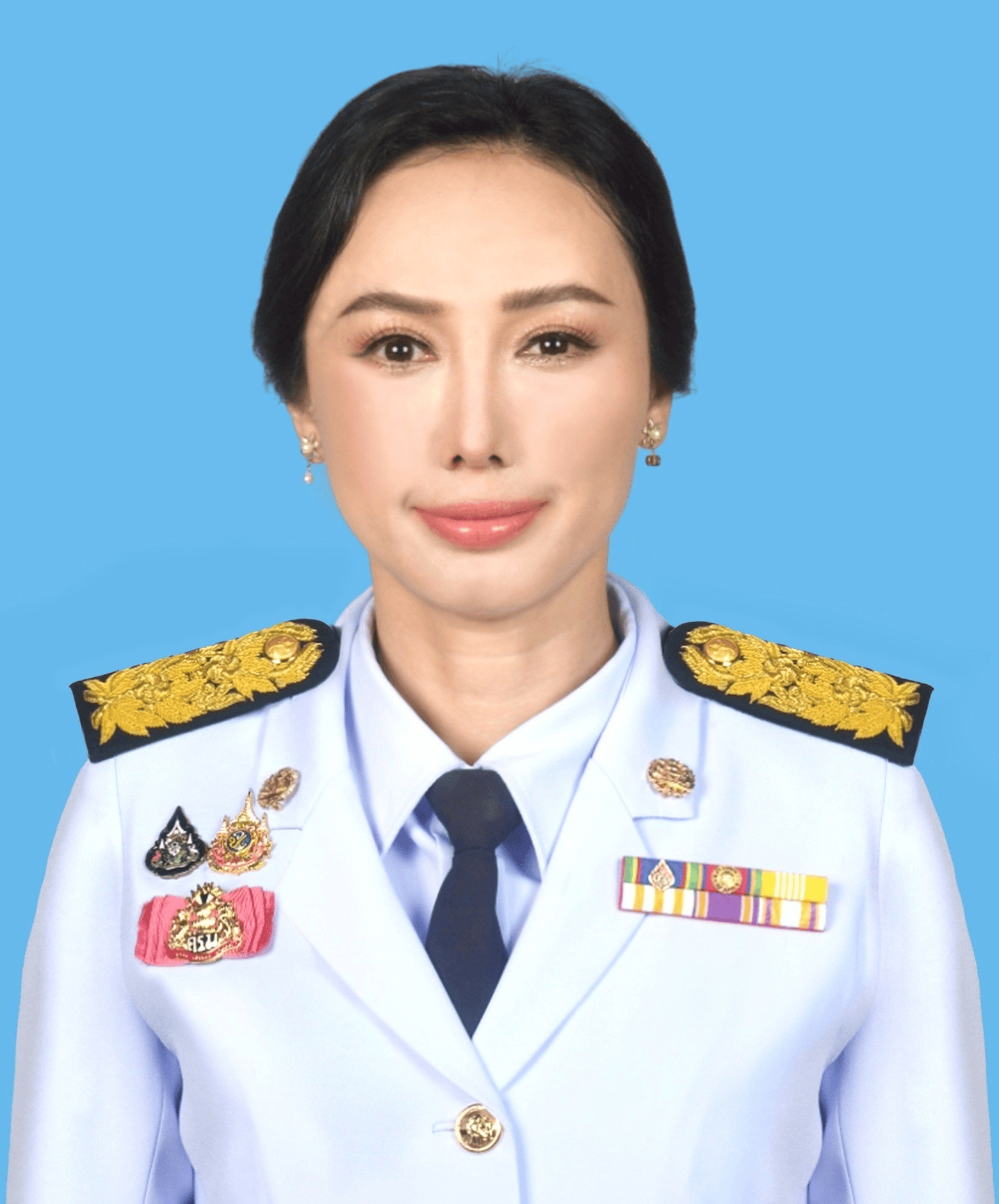 泰国新内阁的14位高层最近公布了最新证件照,个个穿