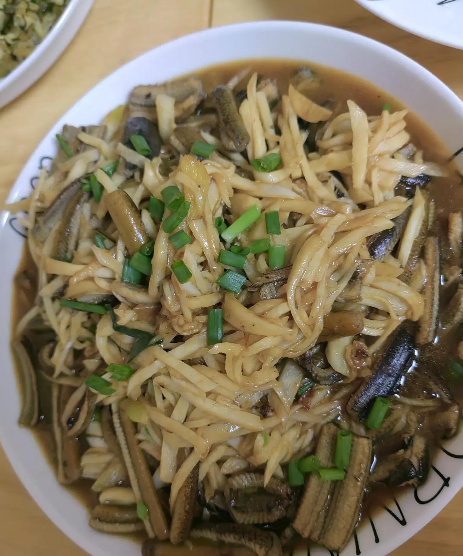 三个上海中老年人的午餐…菱 菱茭白炒鳝丝糖醋