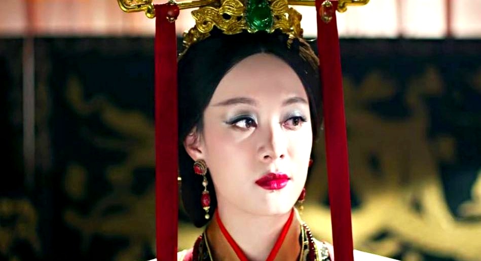 义渠王浑身是血地倒在芈月怀中,艰难地说道:"月儿,念及我们两人多年的