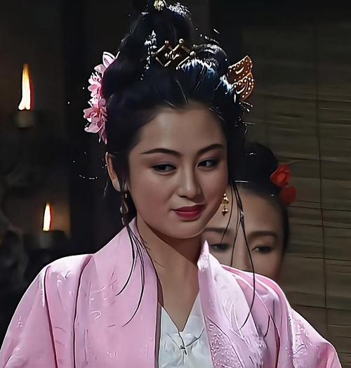 铜雀台的烛火在夜色中摇曳,曹操捏着杜夫人的玉簪刺破指尖,血珠滴在