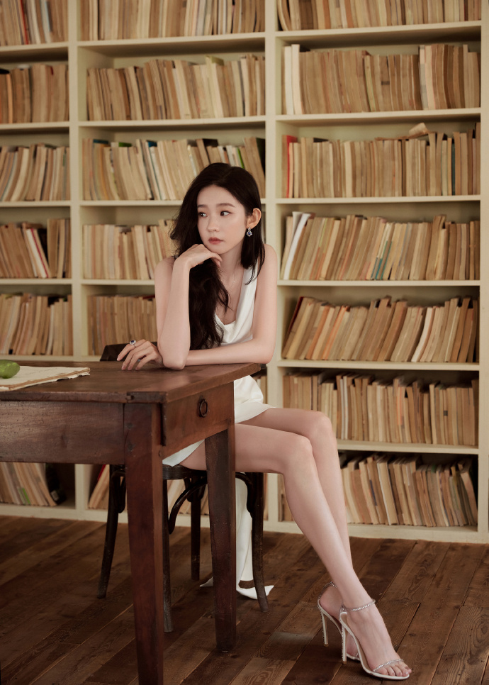 在这张充满艺术氛围的照片中,张艺凡的双腿尤为引人注目.