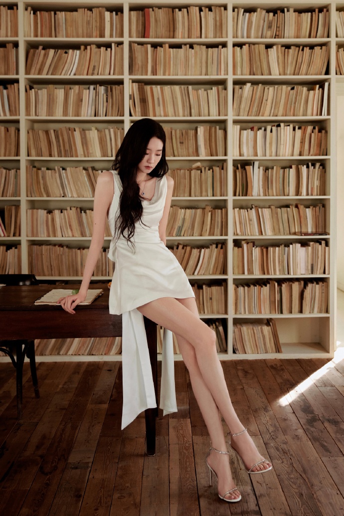 在这张充满艺术氛围的照片中,张艺凡的双腿尤为引人注目.