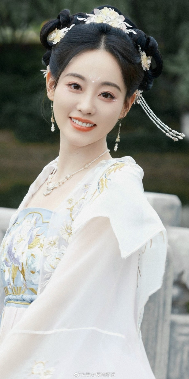 祝绪丹的古装造型优雅大方,仿佛从古代走来的仙子.