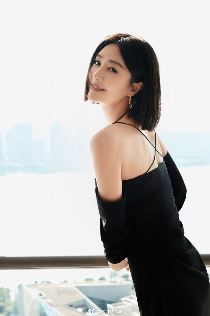 身着黑色晚礼服,简约而不失华丽,完美地衬托出她的高贵气质.