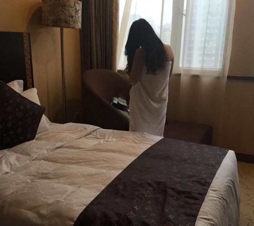 男人原本过着平淡而安稳的生活,然而,一些细微的