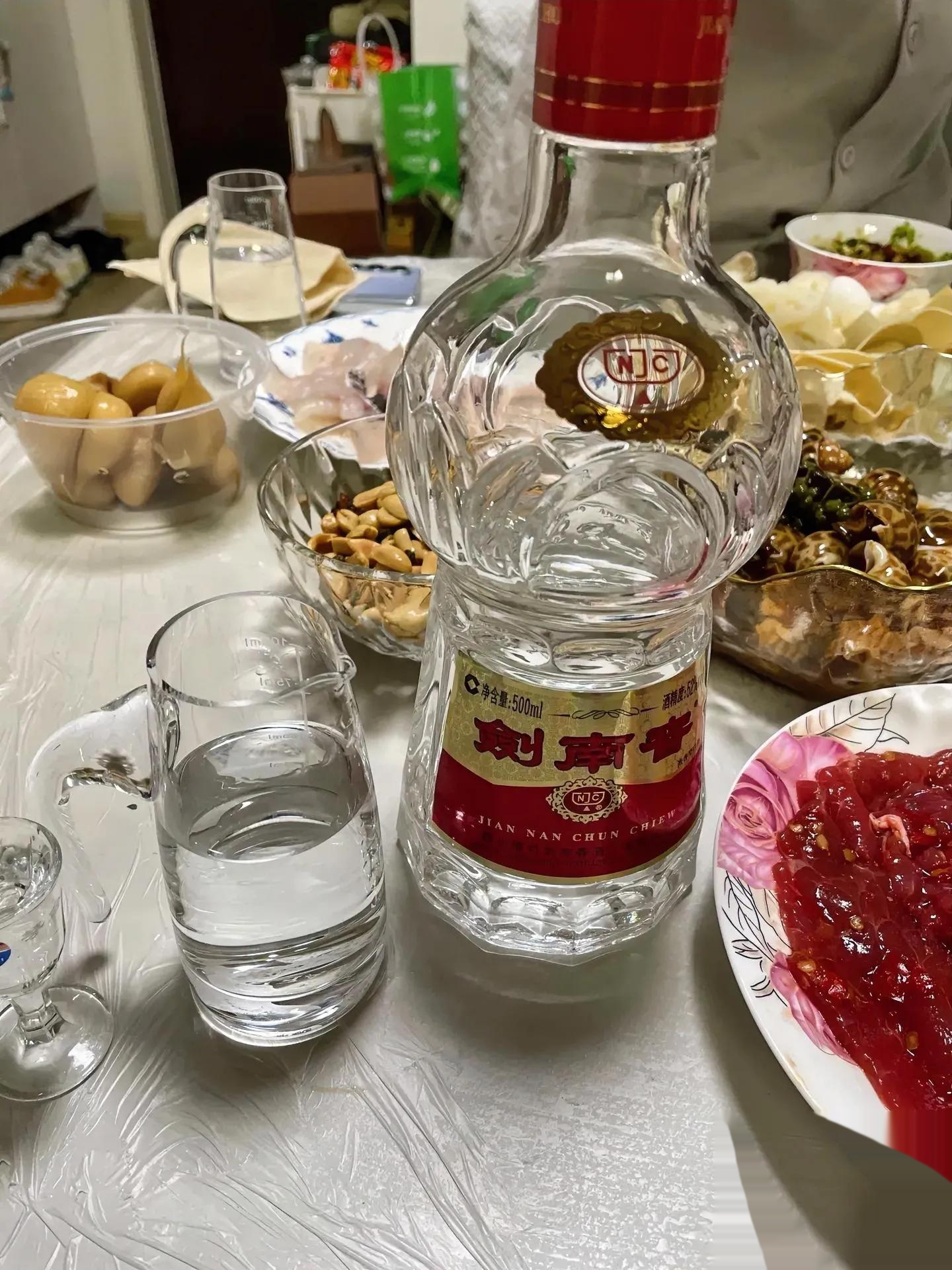 昨晚在亲戚家吃饭,我看他拿出这瓶酒,就觉得他日子过得一般,因为我