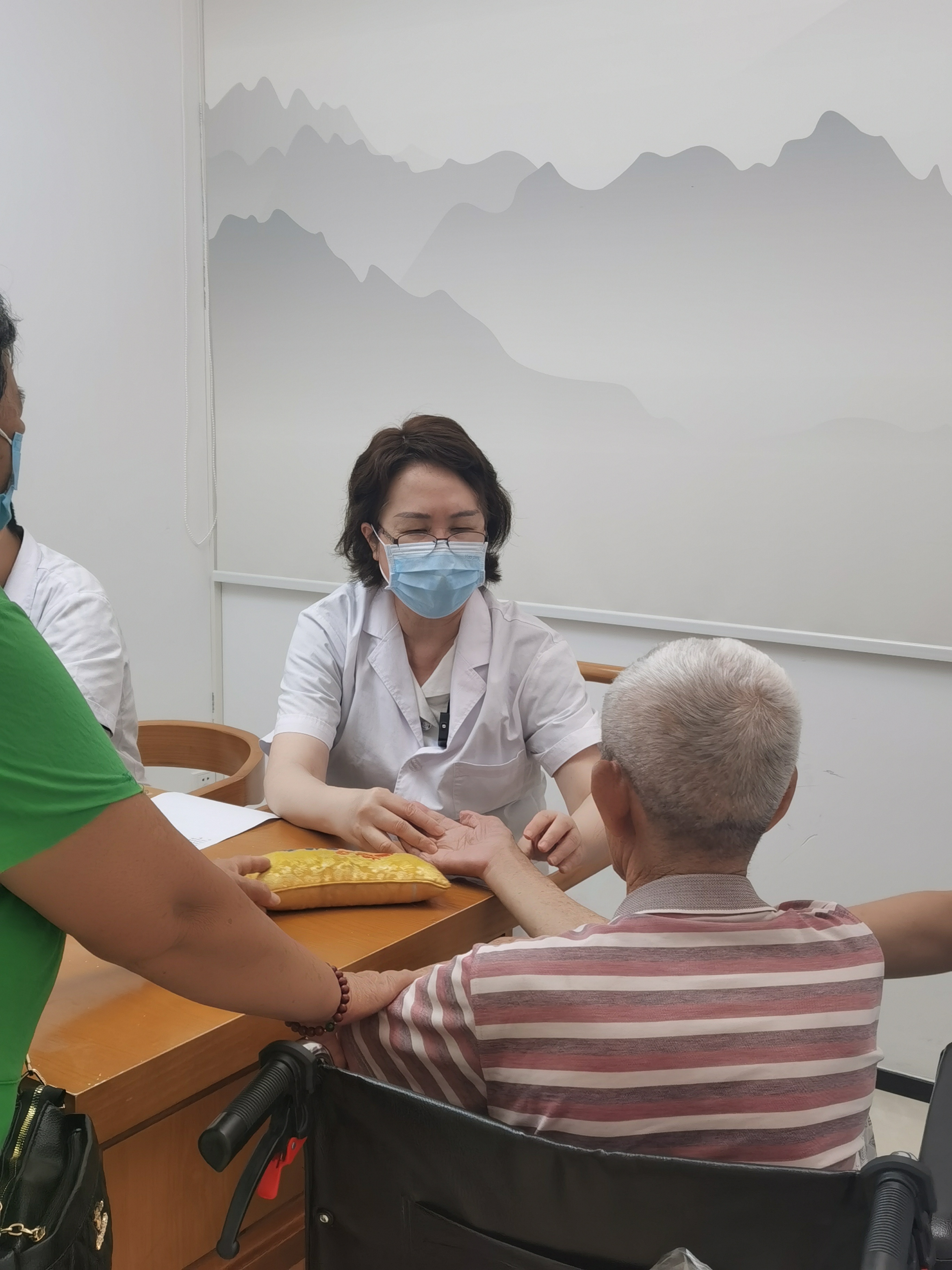 关于北京中医医院住院办理陪诊挂号重症患者全程照料，身心都得到安抚的信息