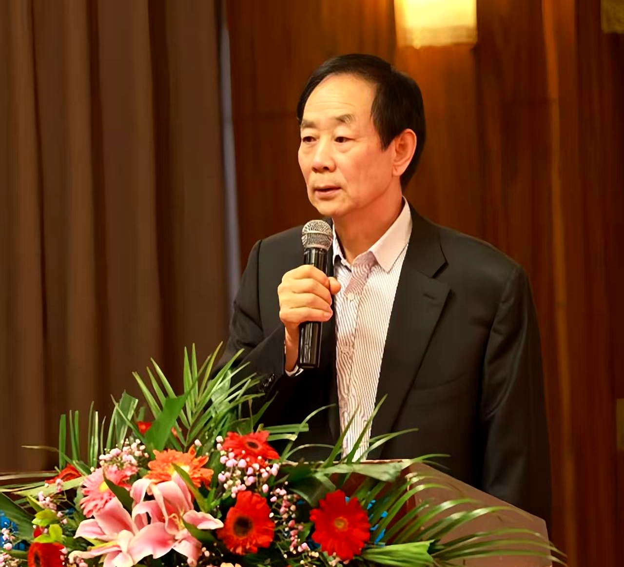 他就是平顶山那位特别有钱的大老板,天瑞集团的董事长李留法