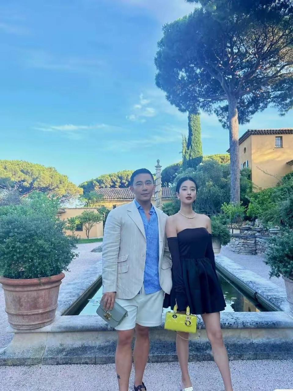 杨采钰嫁给陈金飞后更美,穿露肩抹胸连衣裙喝下午茶,优雅贵气,穿搭