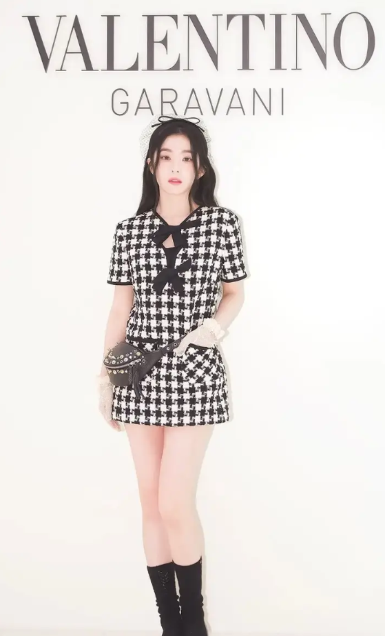 裴珠泫短裙蝴蝶结造型惊艳全网,温婉甜笑直击心灵,美出新高度!