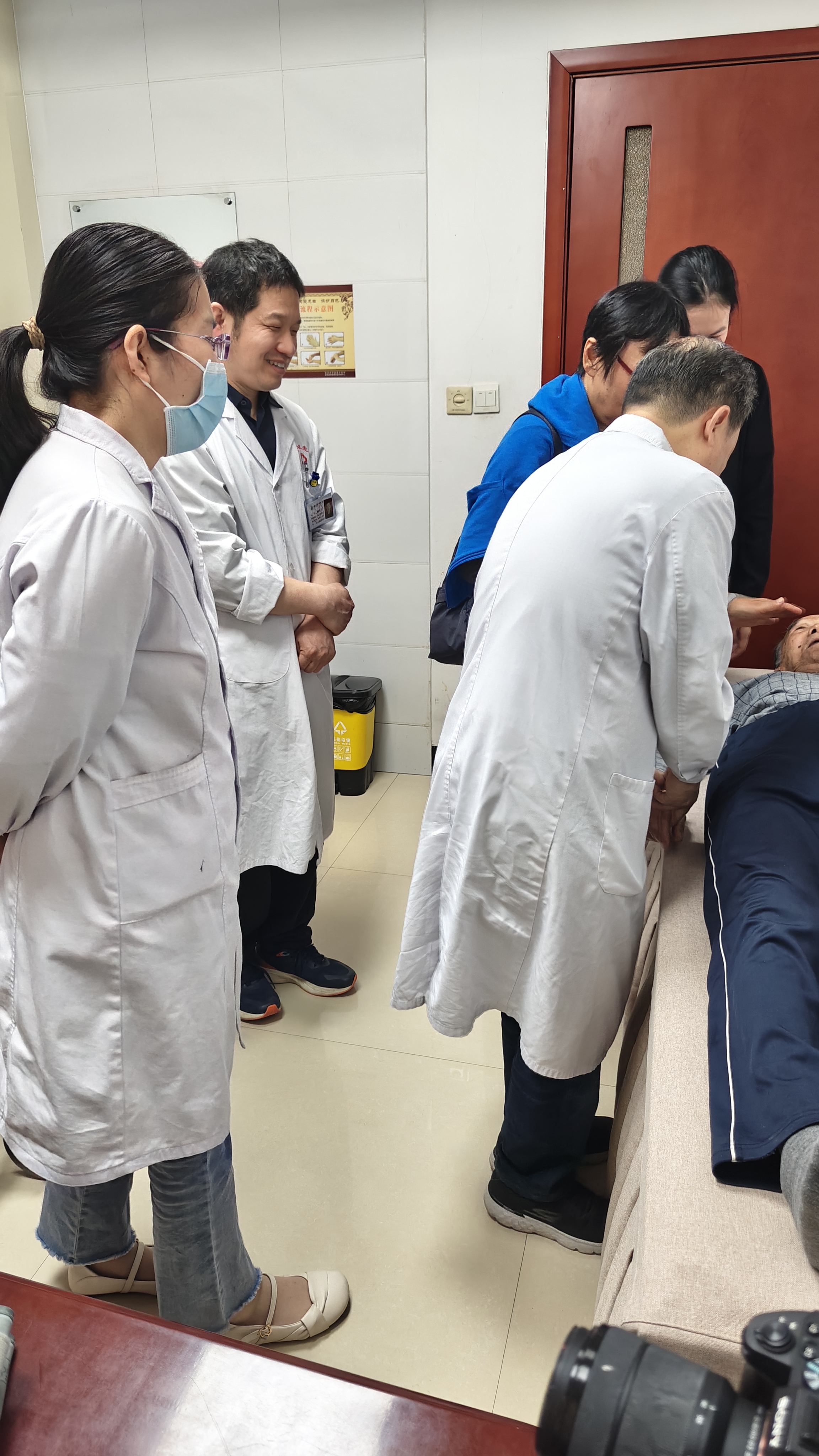 同仁医院全程代诊含挂号老人体检全程引导，安稳完成检查的简单介绍