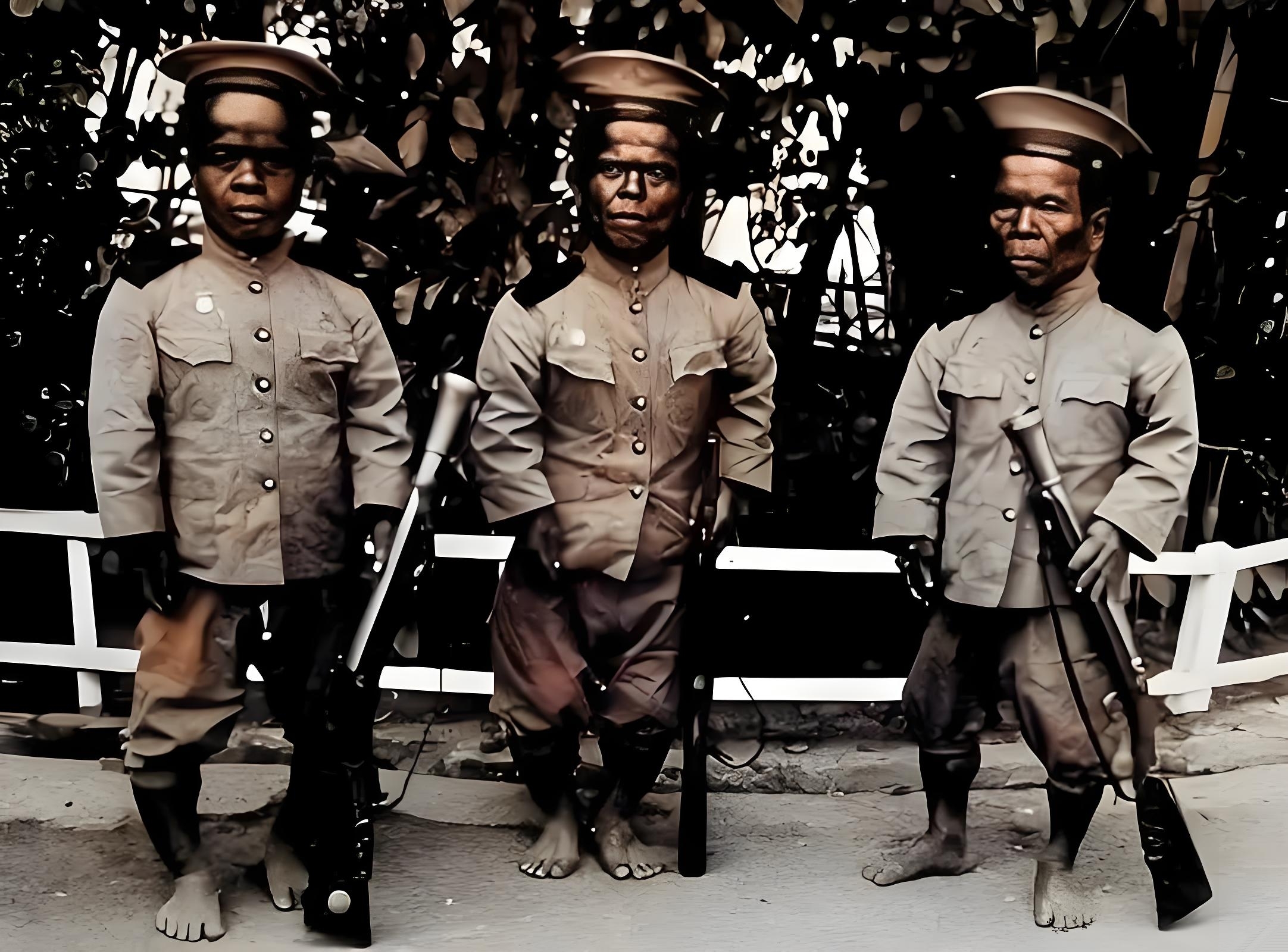 刷老照片的时候,冷不丁瞧见张 1900 年的合影