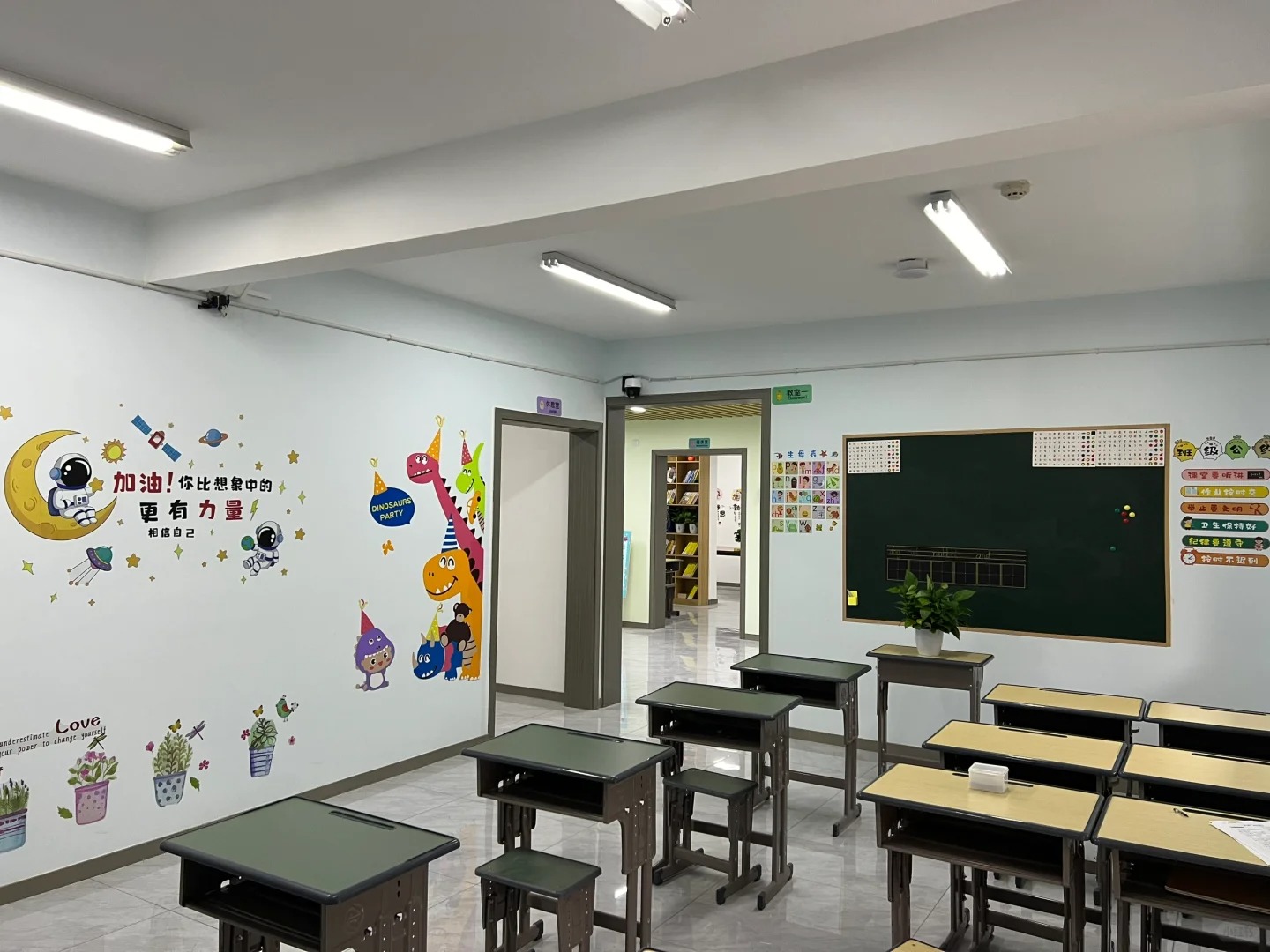 在教室中,护眼灯应排列成行,行与行之间的距离要保持均匀,灯具之间的