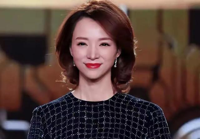 董卿早年旧照曝光,竟被指圆脸加大龅牙,尖嘴猴腮