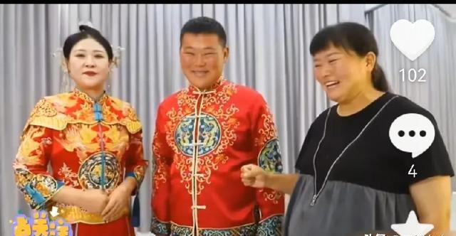 最初,胖星星出现在陕北霞姐的视频里