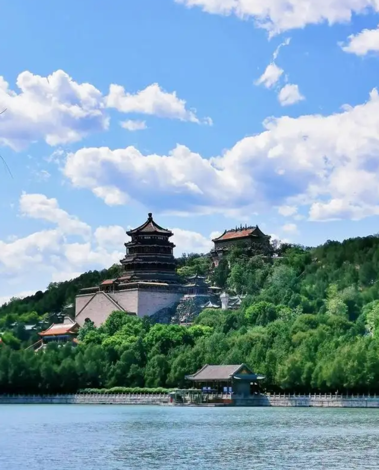 它坐落在山水清幽,景色秀丽的北京西北郊,仿佛一颗璀璨的明珠镶嵌在