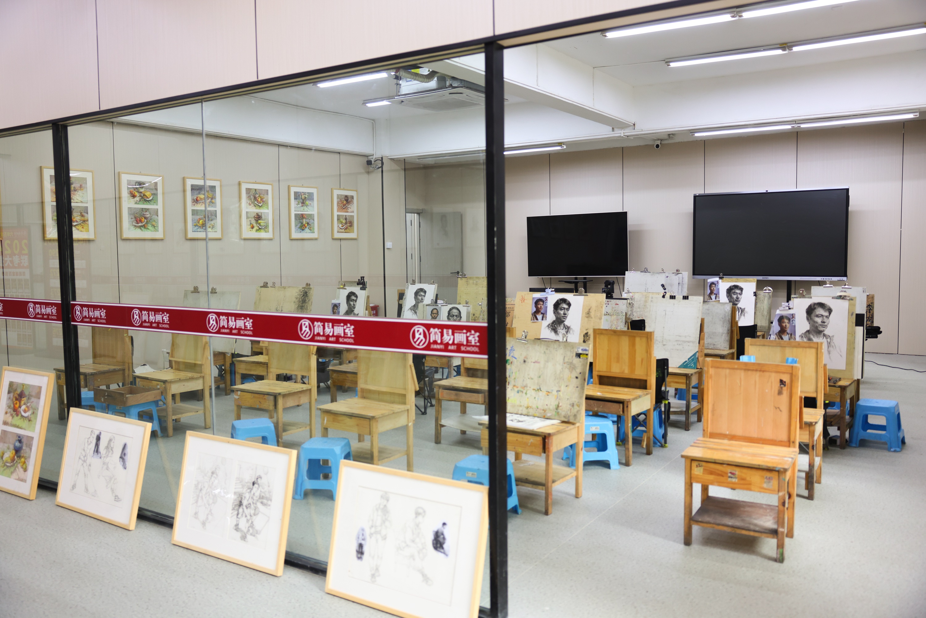 集训期间,老师24小时驻守画室,随时答疑解惑,监督学习