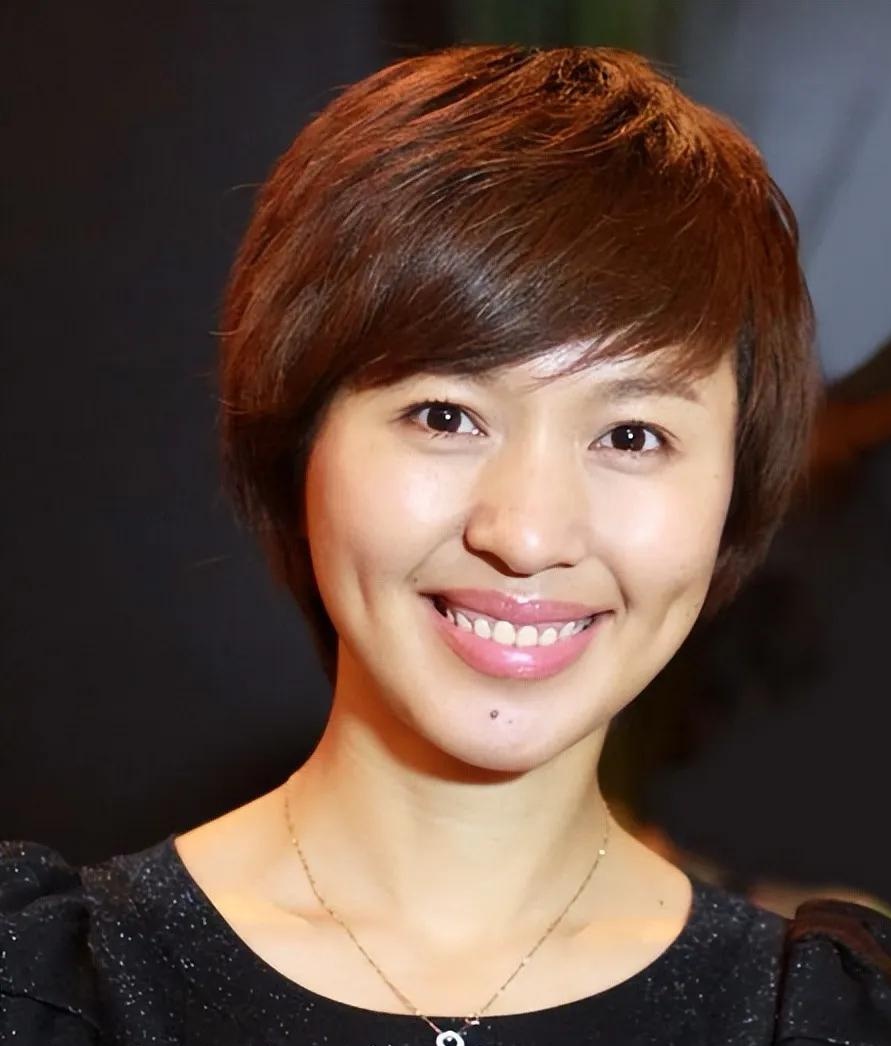 59岁的张越在镜头前依然神采奕奕,作为《半边天》前主持人,她白天录