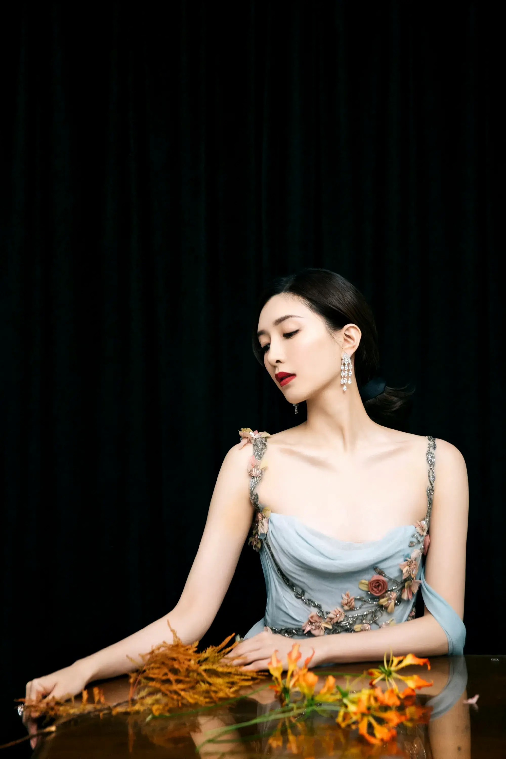 优雅如画 江疏影身着长裙,恰如古诗中所云 "罗衣何飘飘,轻裾随风还"