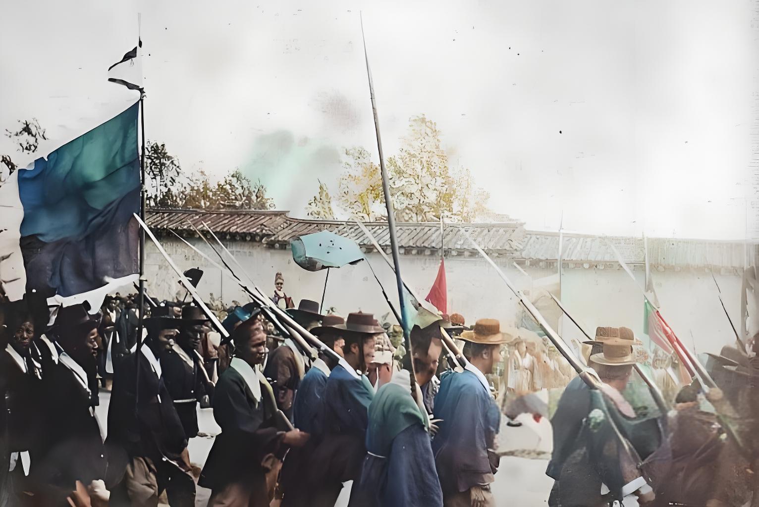 约在1881年至1897年期间,朝鲜军队的士兵们手持栓动连发步枪,排列成