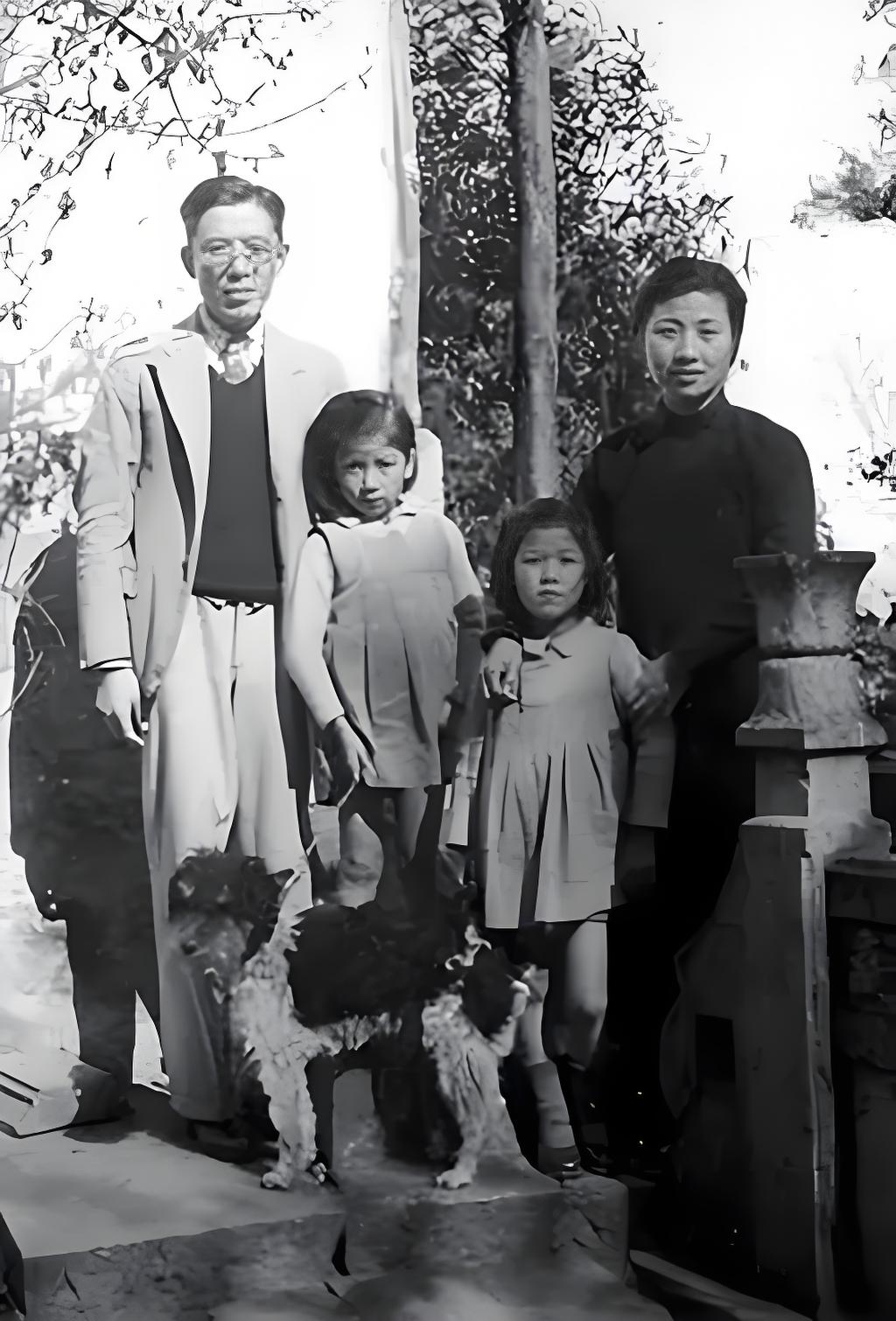 照片里,周培源与妻子王蒂澂各自搂着女儿周如枚和周如雁,周如枚还牵着