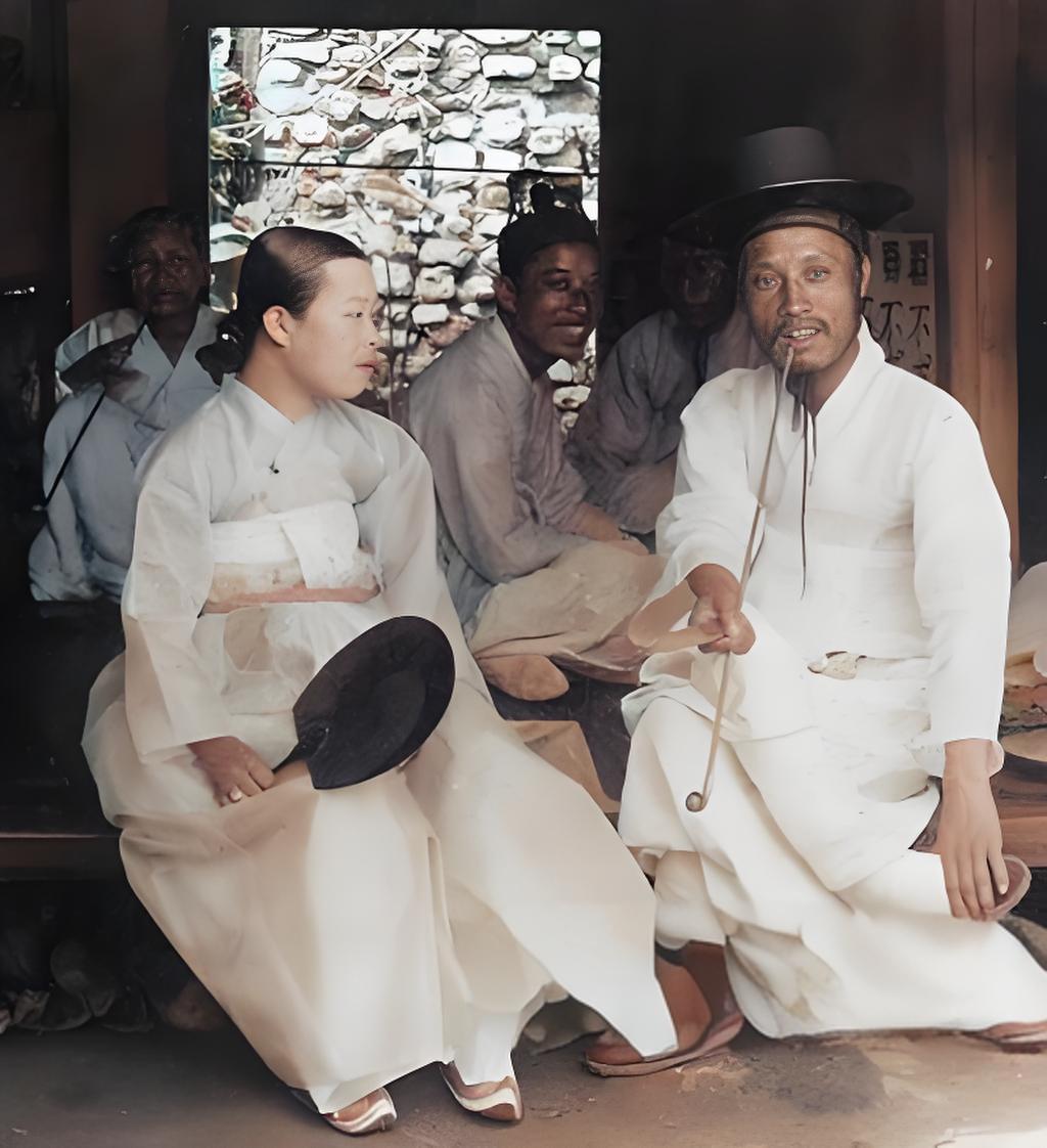 每一张照片都散发着历史的厚重气息,承载着朝鲜半岛人民在那个特殊