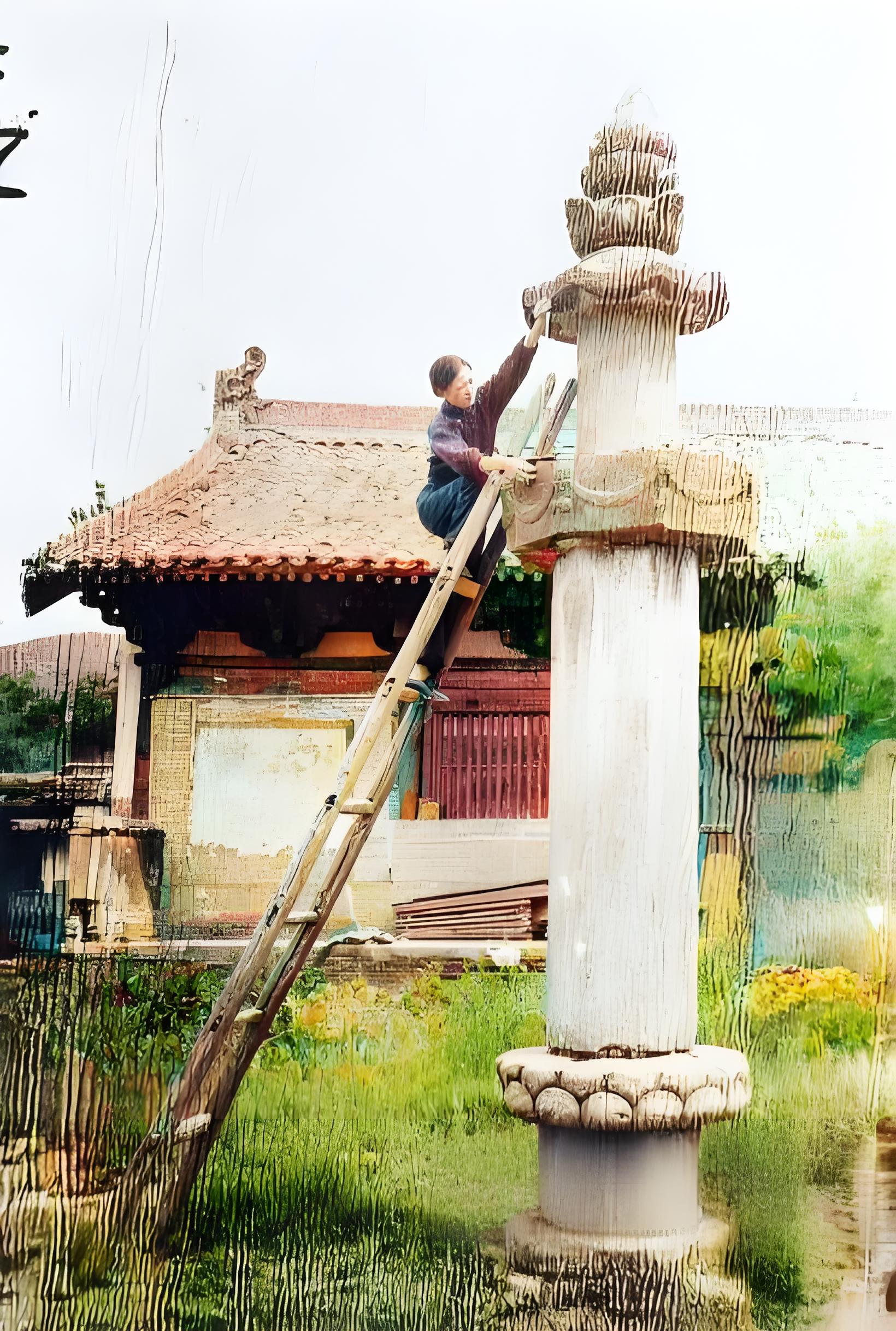 林徽因架着梯子爬上测绘佛光寺经幢