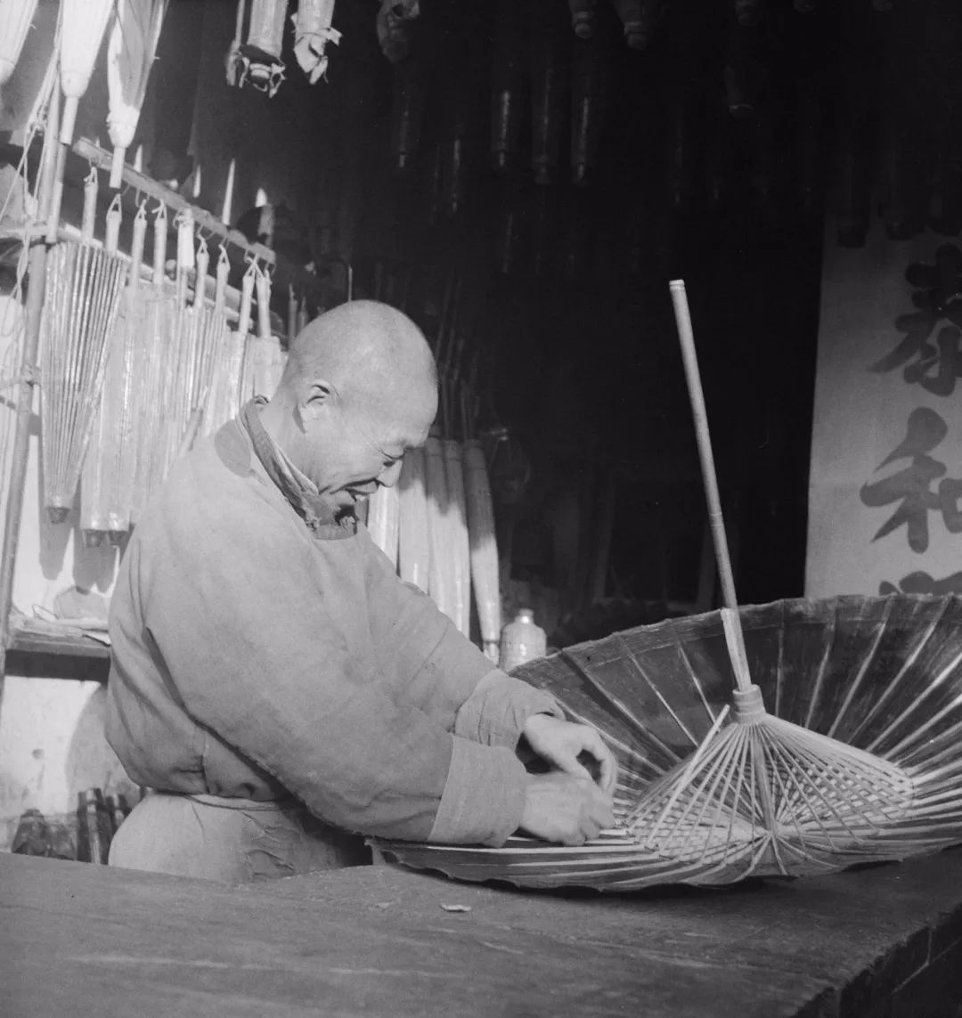 油纸伞在古时是日用雨伞,以手工削制的竹条做伞架,用涂刷天然防水桐油