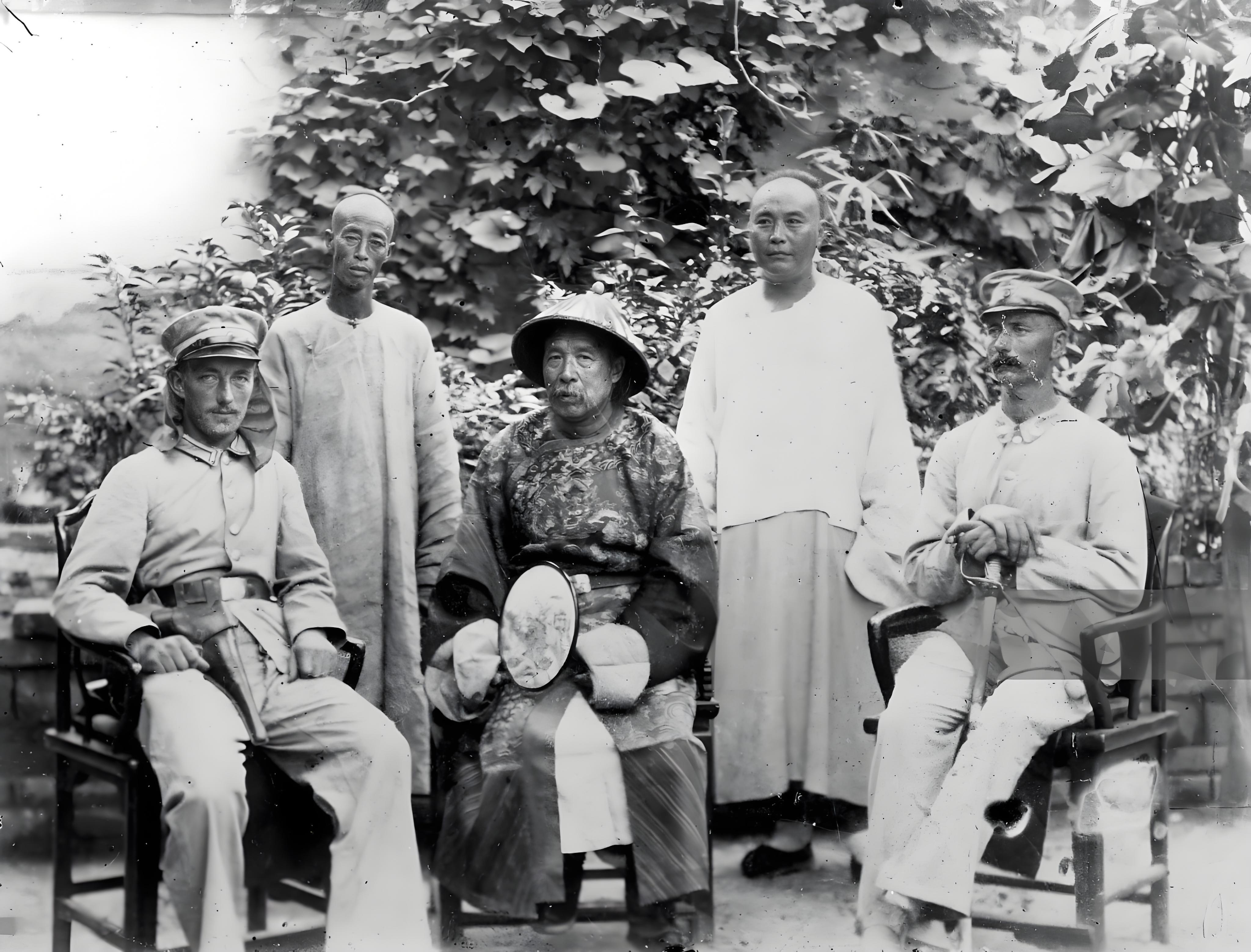 1910年代的胶州湾(德占胶澳租借地),德国总督瓦德克与清朝胶州知州赵
