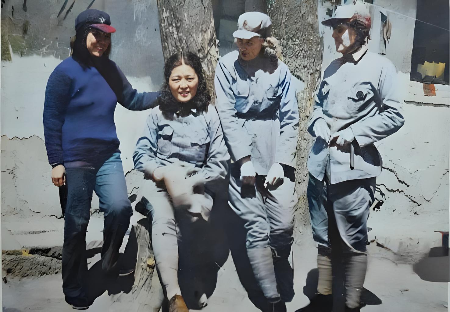 是她的翻译兼秘书,在当时被誉为"延安第一美女