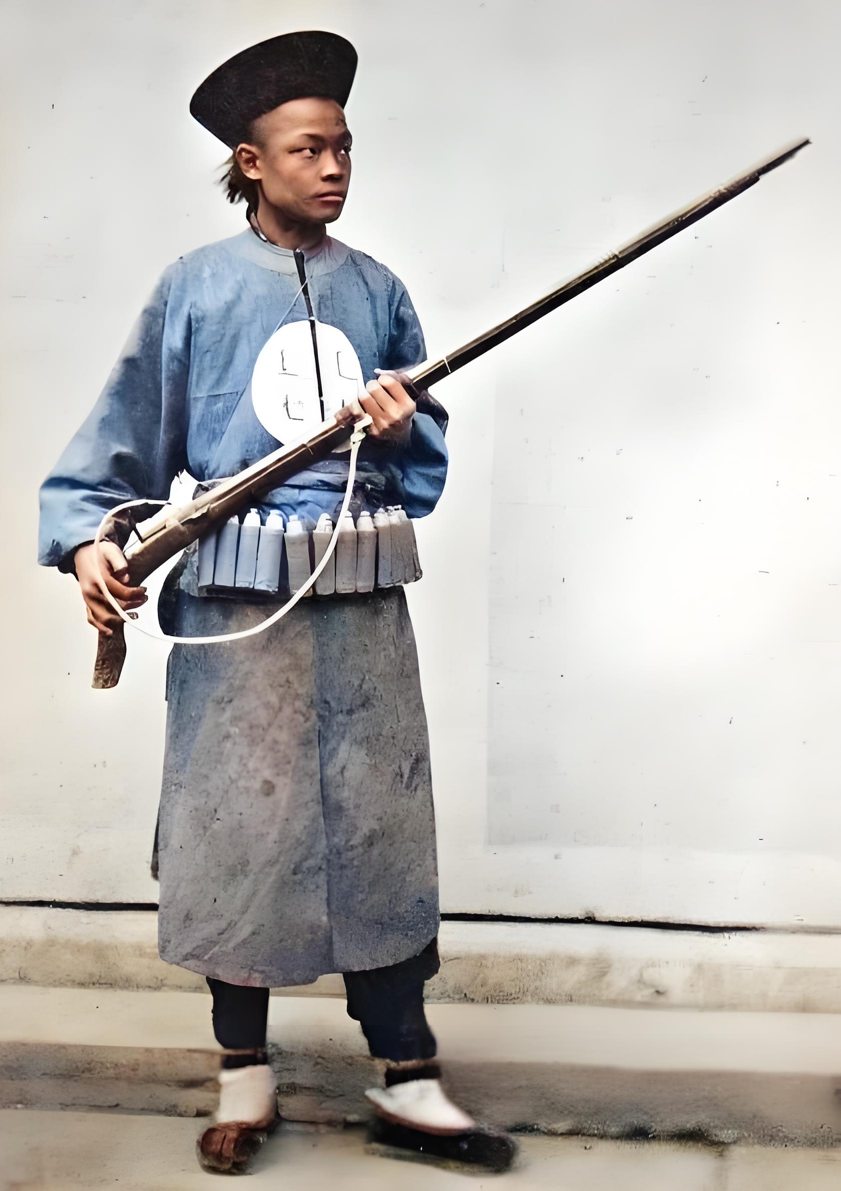 这是晚清时期一名清军士兵的老照片,能直观展现当时清军基层官兵风貌