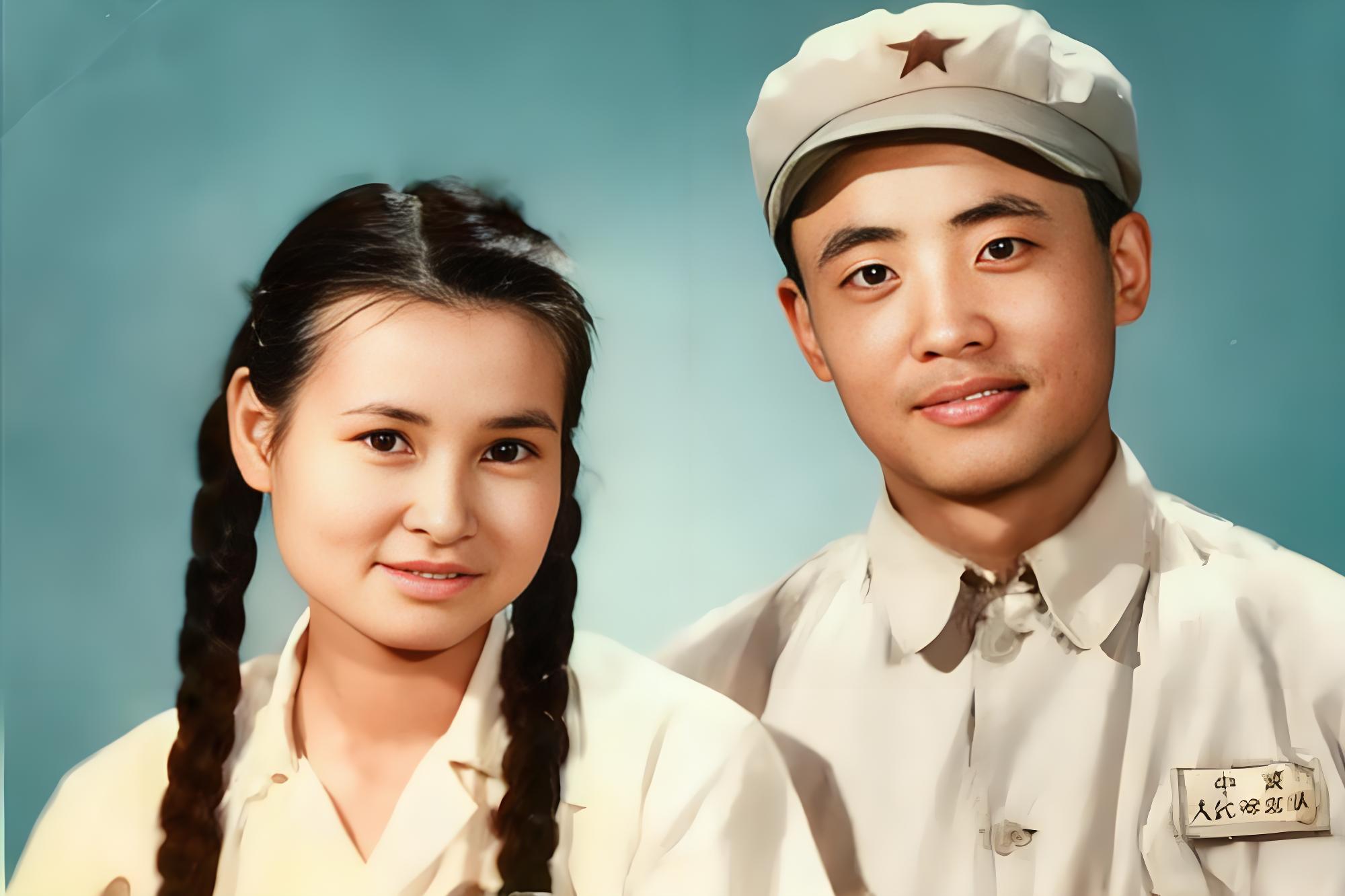 画面里,于航身着50年代军装,领口平整,神态温和沉稳,尽显儒雅气质