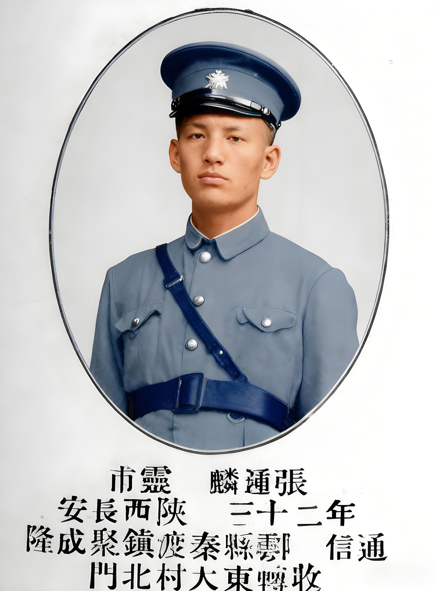 画面中他身着黄埔军校制式军装浅卡其色的军服挺括利落军帽端正