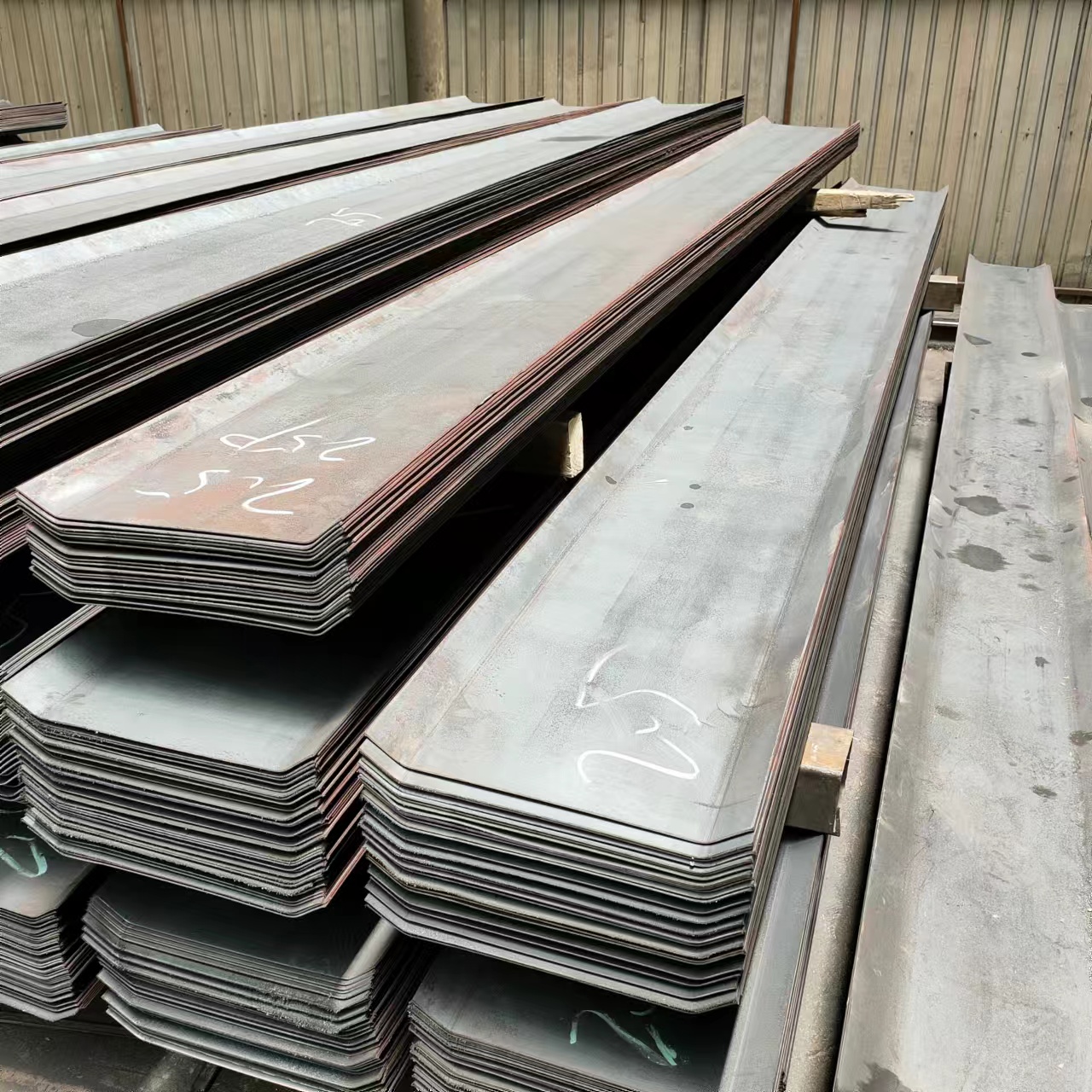 止水钢板,作为建筑防水领域的重要材料,其型号多样,以满足不同工程