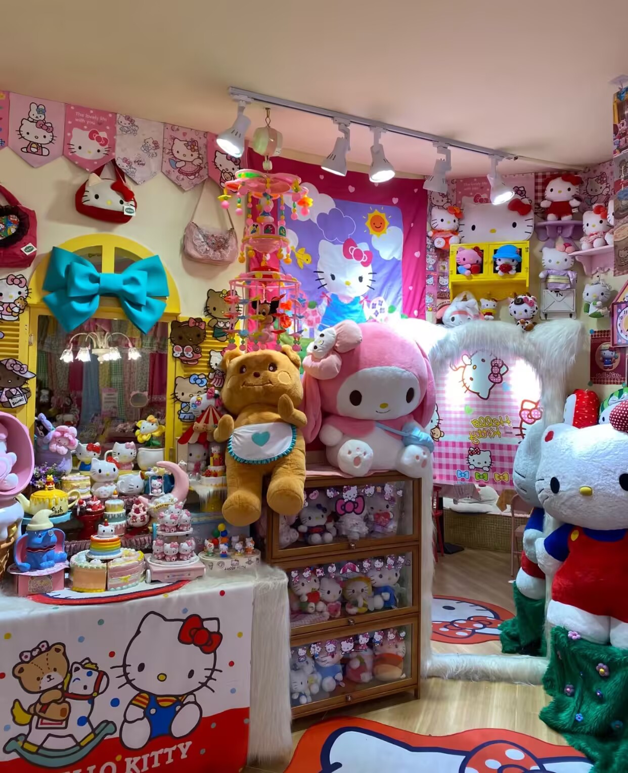 大部分都是kitty猫粉粉嫩嫩的太少女心了叭就在北京国贸商城