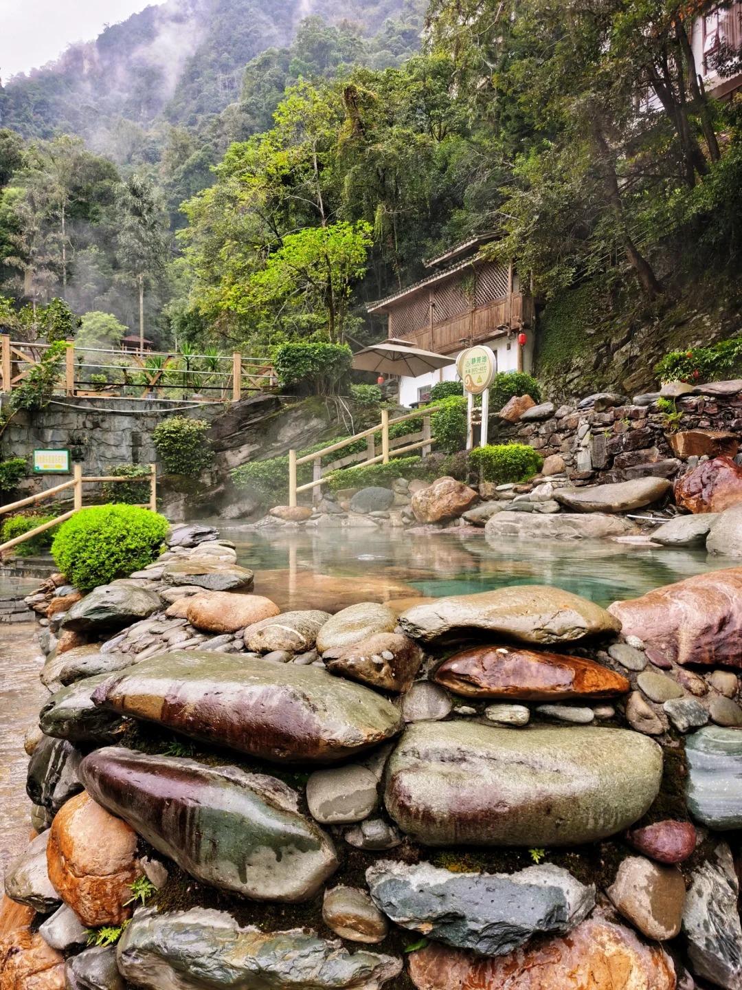 矿疗奇迹·细胞级焕活 地下1200米岩层涌出的黄金温泉含16种稀有