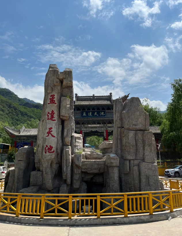 这份攻略是草原与古寺的「混搭狂想曲」,专治旅行审美疲劳,带你钻进