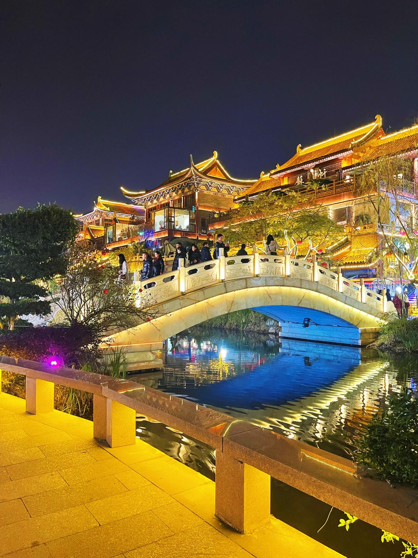 这条水街的夜晚藏着连《东坡志林》都写不出的浪