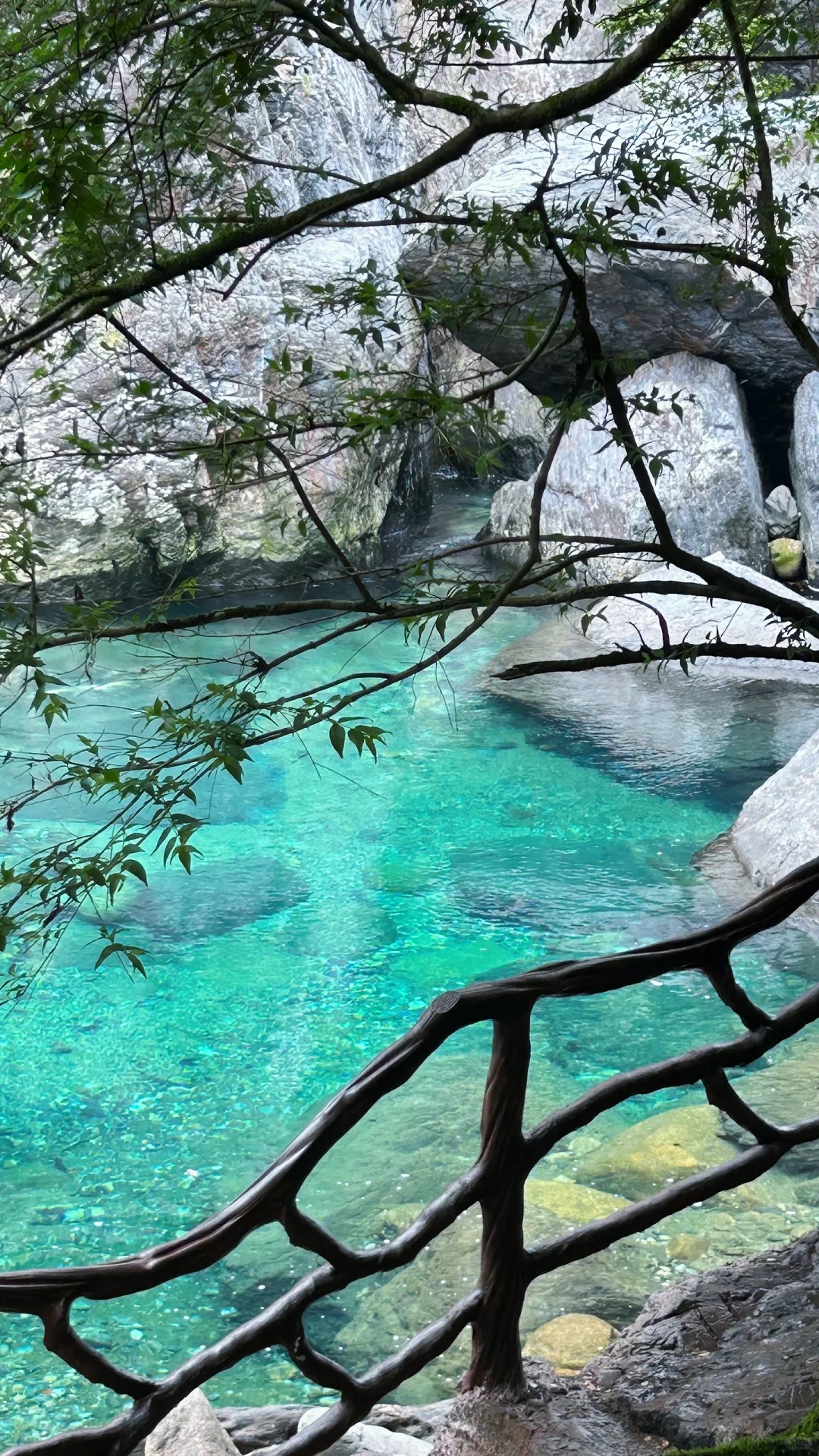 拍照很出片,不愧是安徽小九寨沟,不用一定要排队等桥和竹筏,靠近水边