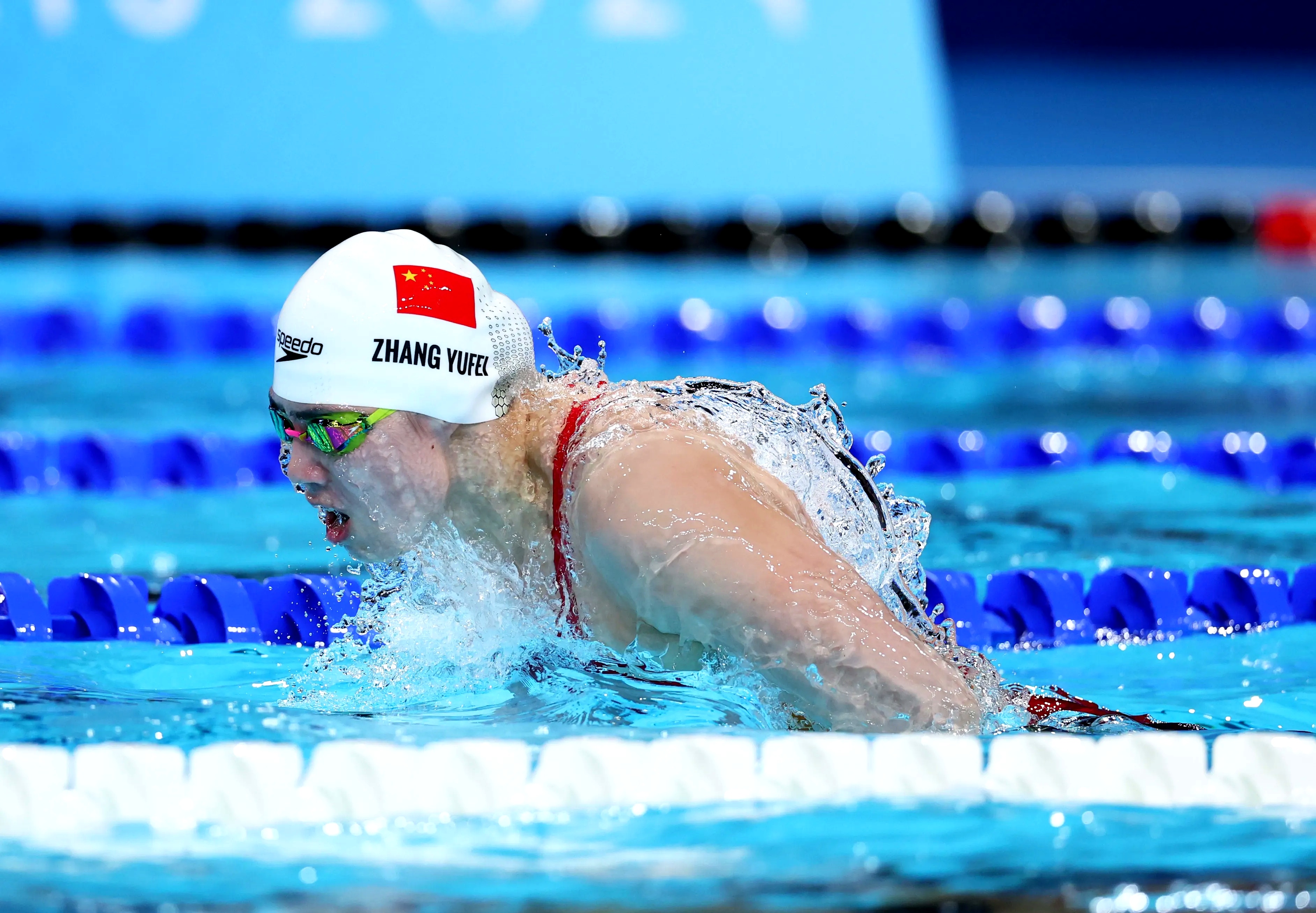 大屏幕上的数字定格在3分39秒99,中国游泳队的四位队员站在池边,水珠